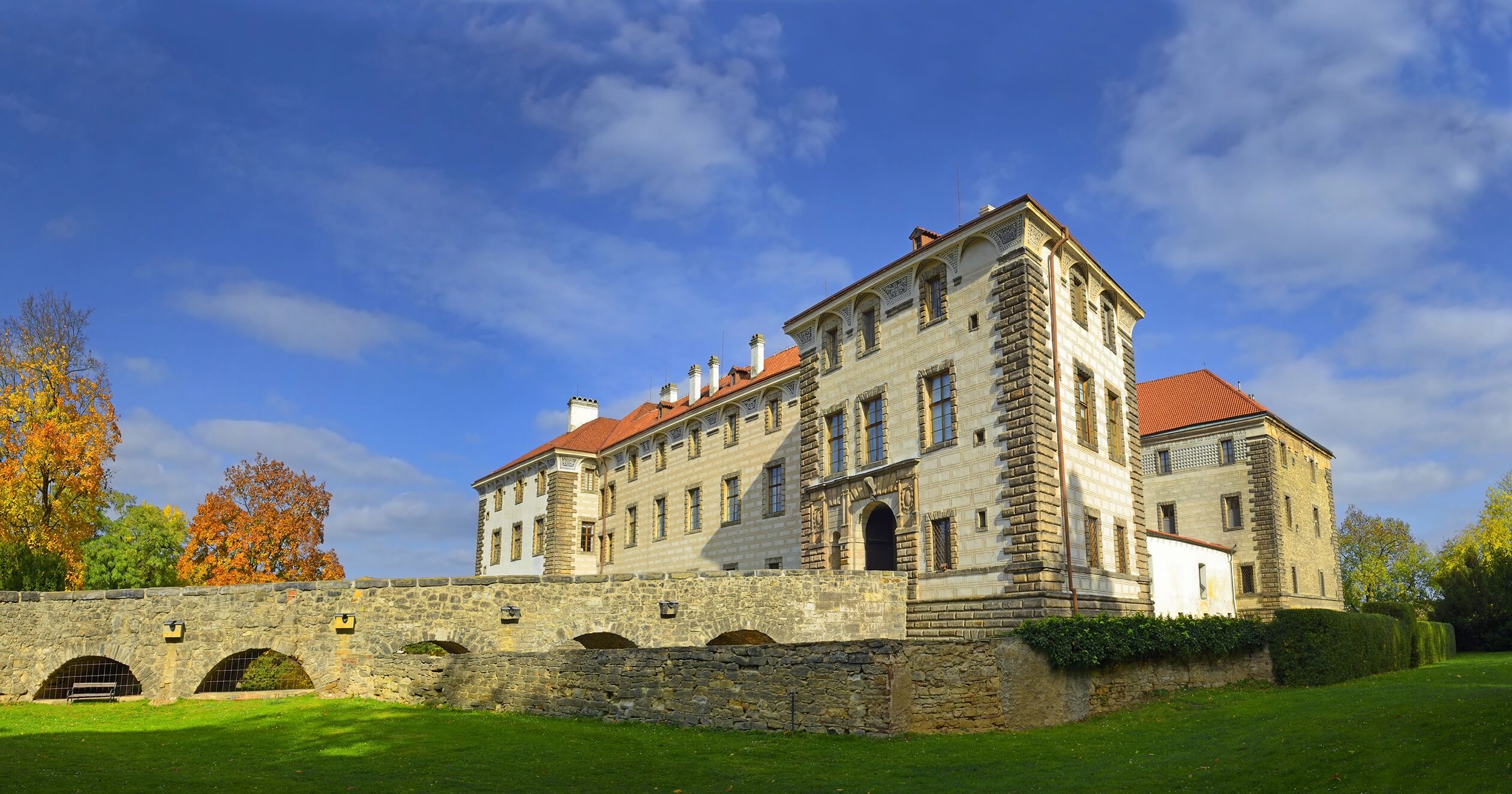 outside nelahozeves castle