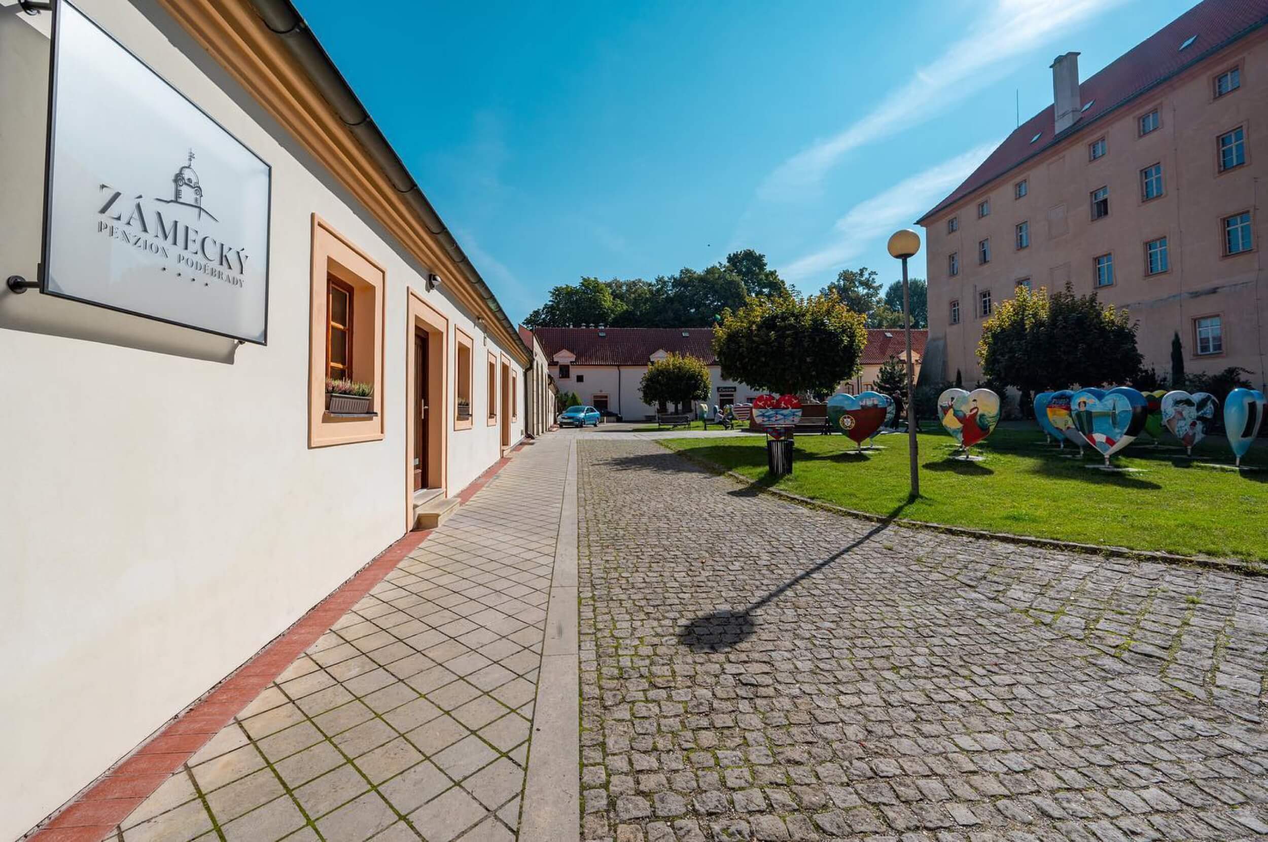 podeprady castle la place entrance