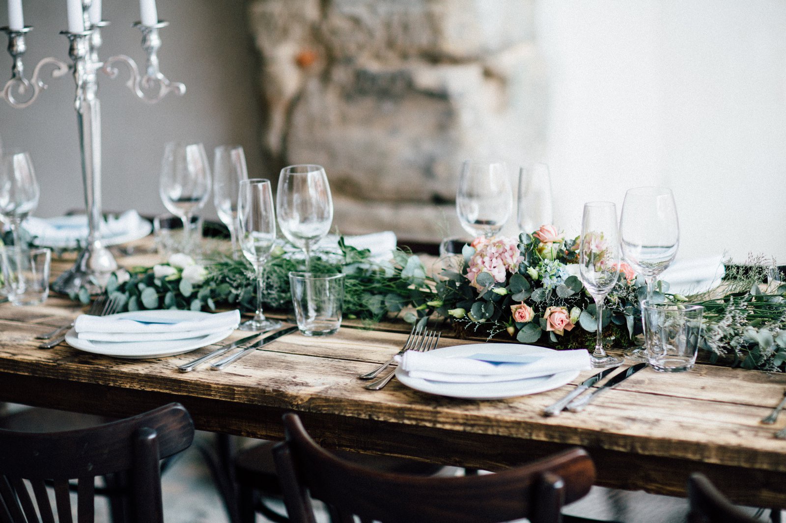 savoia castle czech republic wedding table flowers