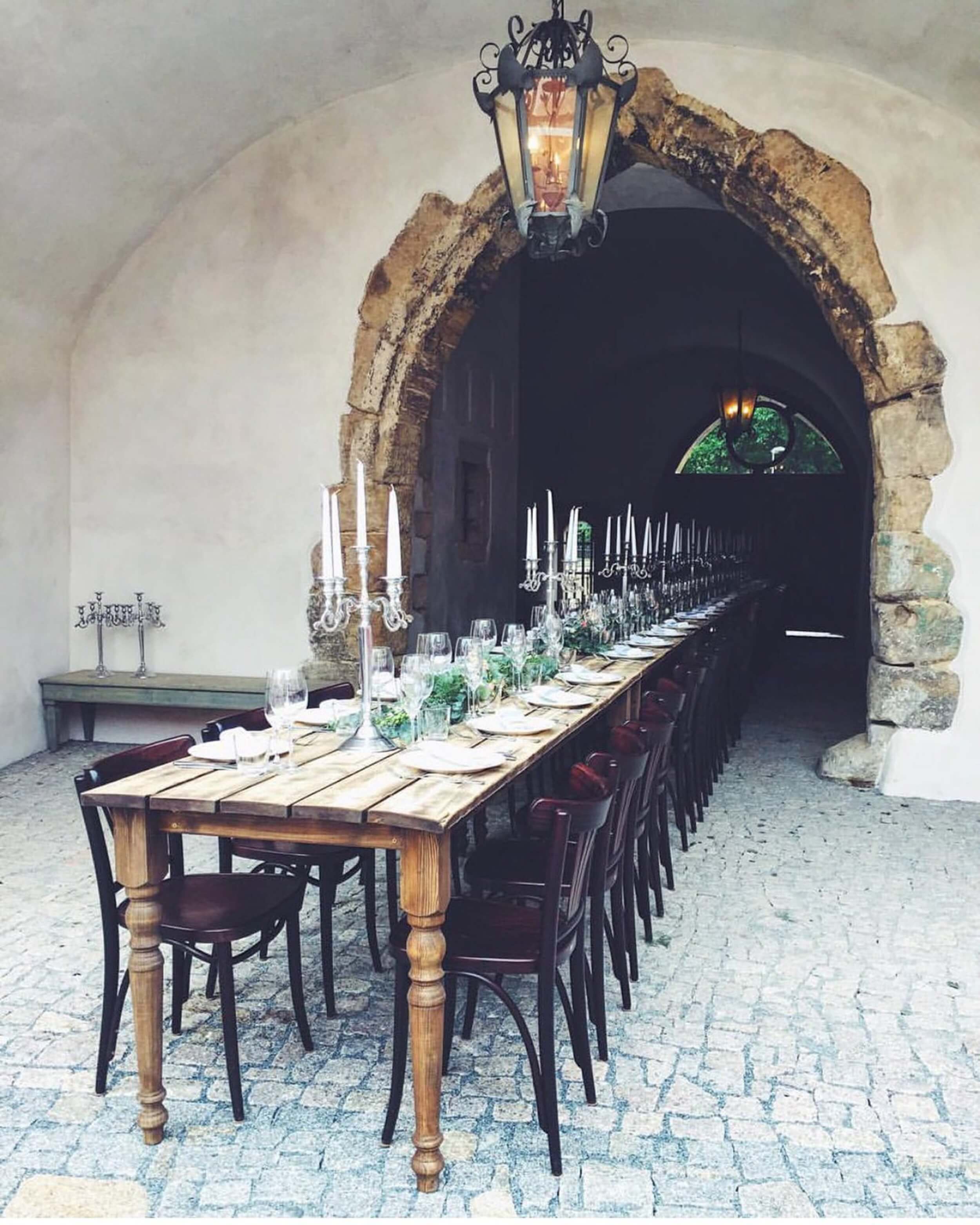 savoia-castle-lunch-table-outside