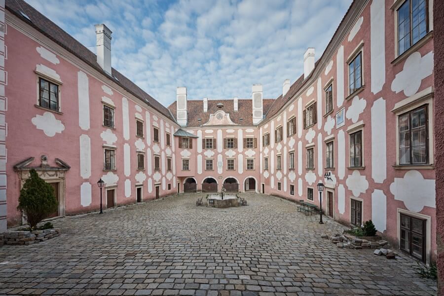 schloss drosendorf castle courtyard