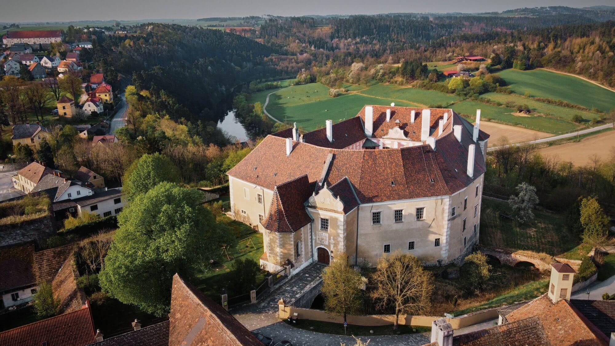 schloss drosendorf castle drone shot