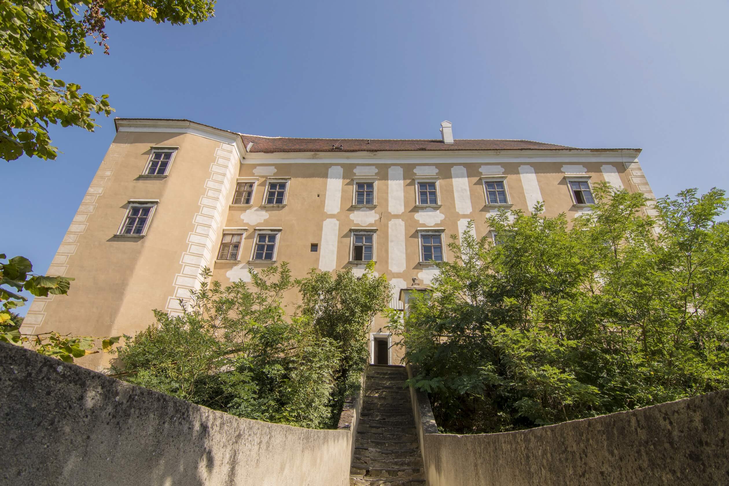 schloss drosendorf castle sideview