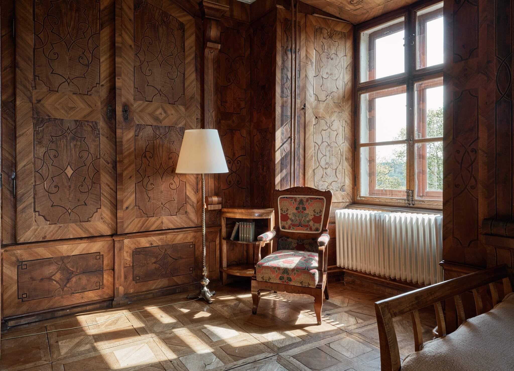 schloss drosendorf castle wooden room chair