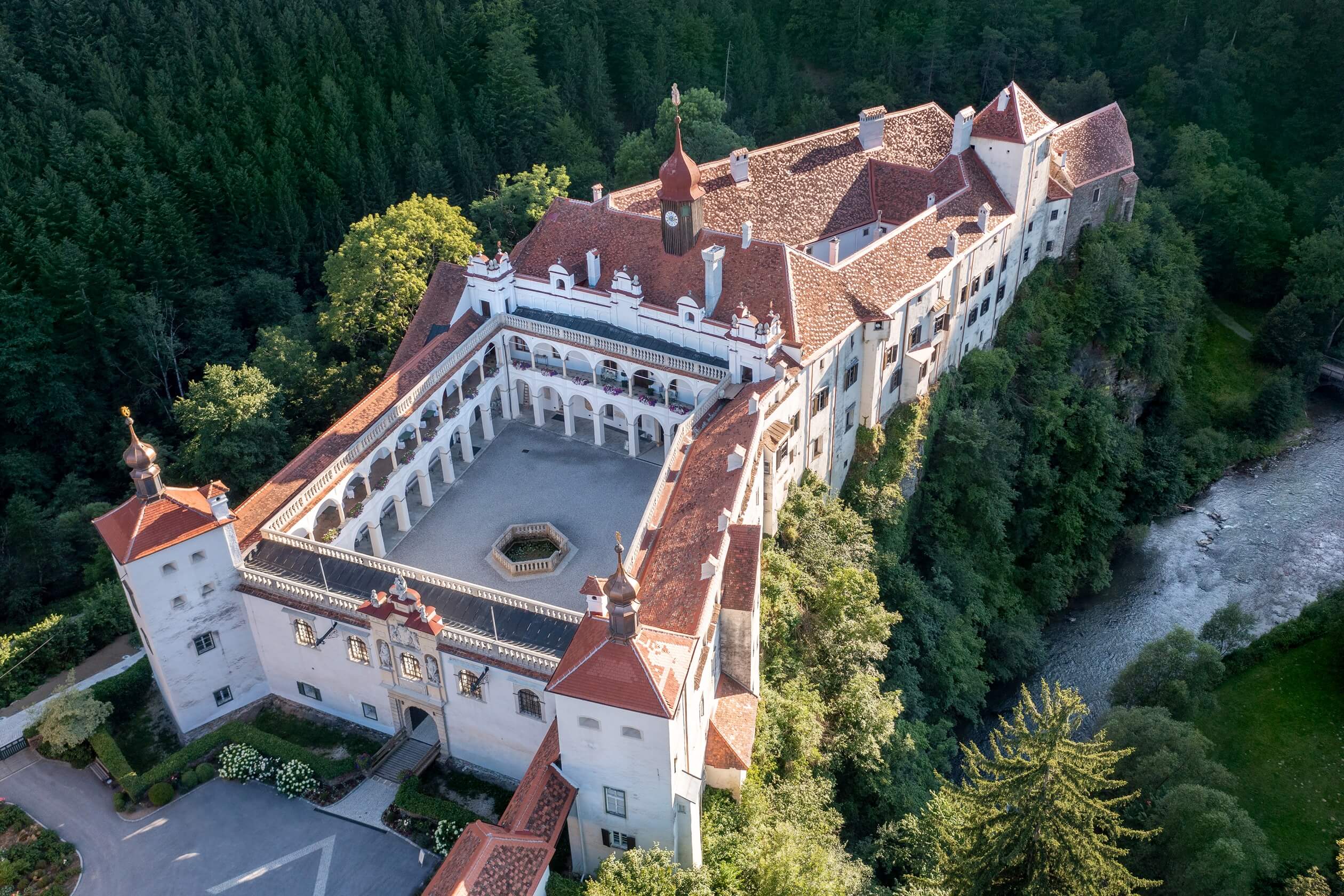 schloss-herberstein-luftansicht-bykasofoto