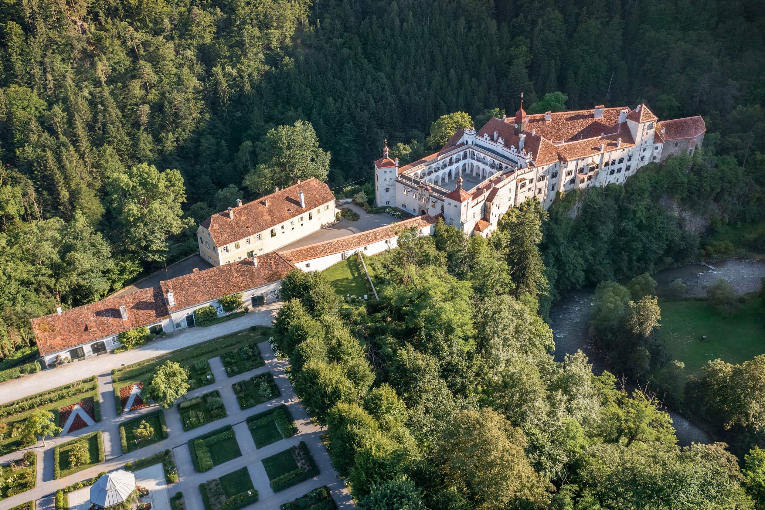 schloss-herberstein-luftansicht-mit-garten