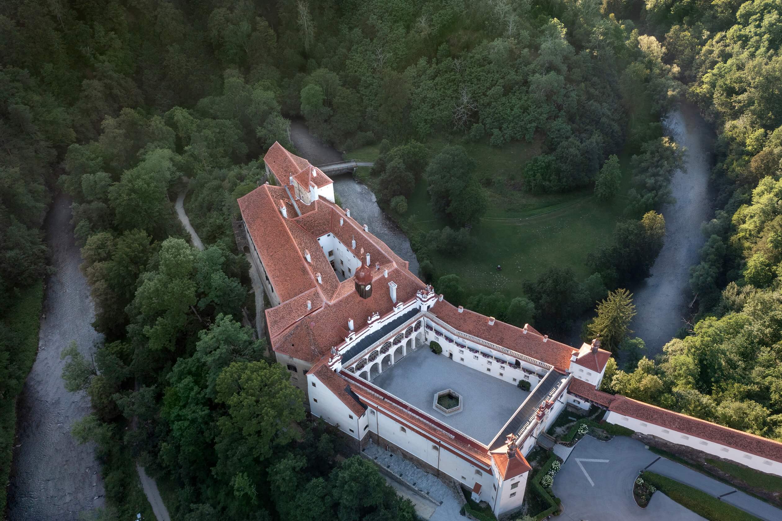 schloss-herberstein-luftansicht