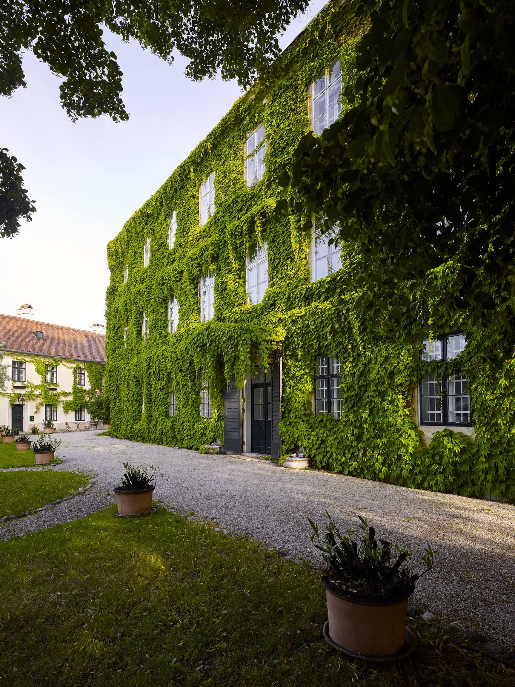 schloss-hollenburg-front-view