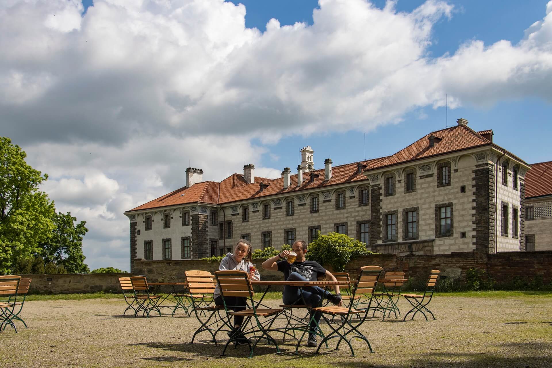 tables outside restaurant nelahozeves castle