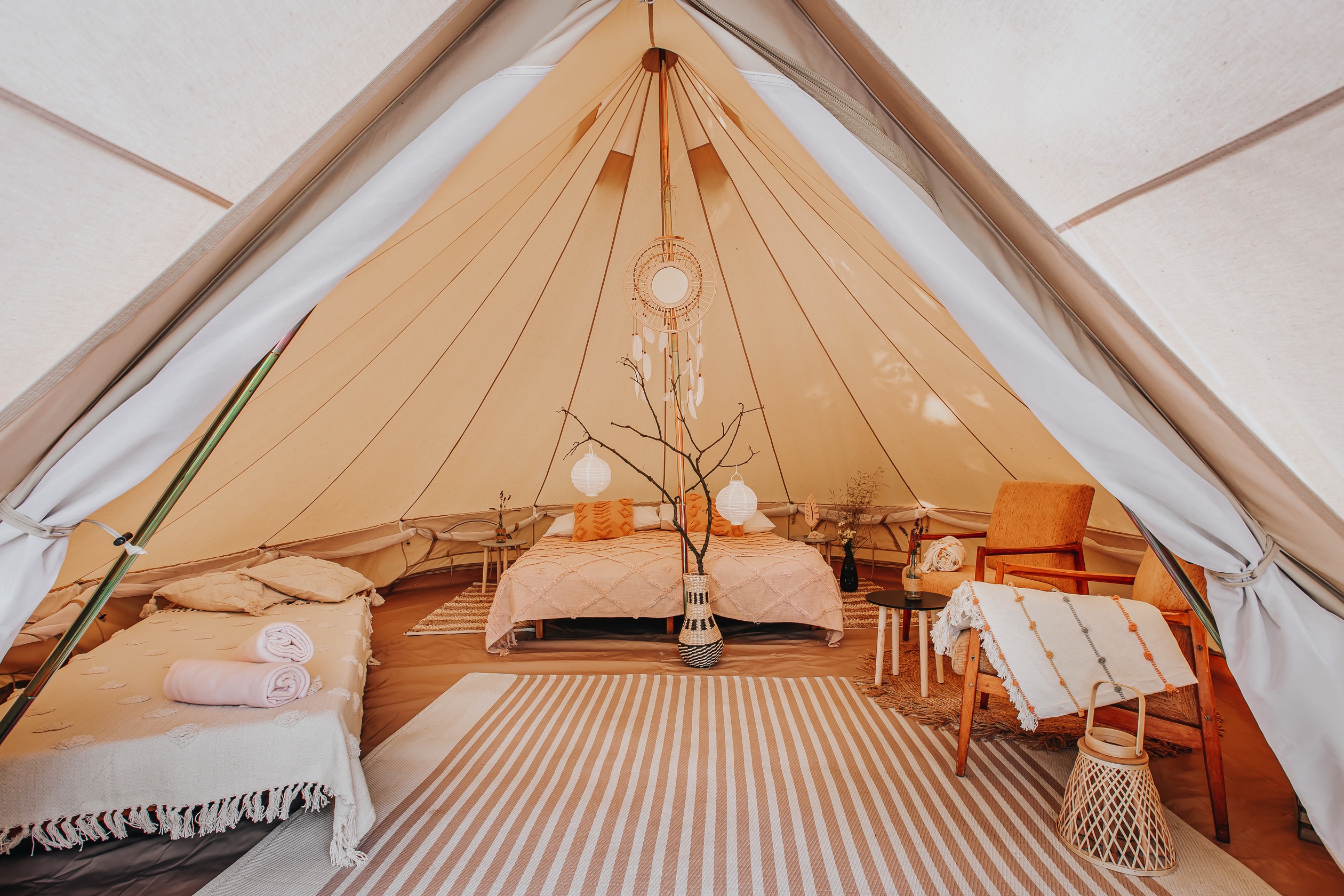 tent in garden at castle bechyne