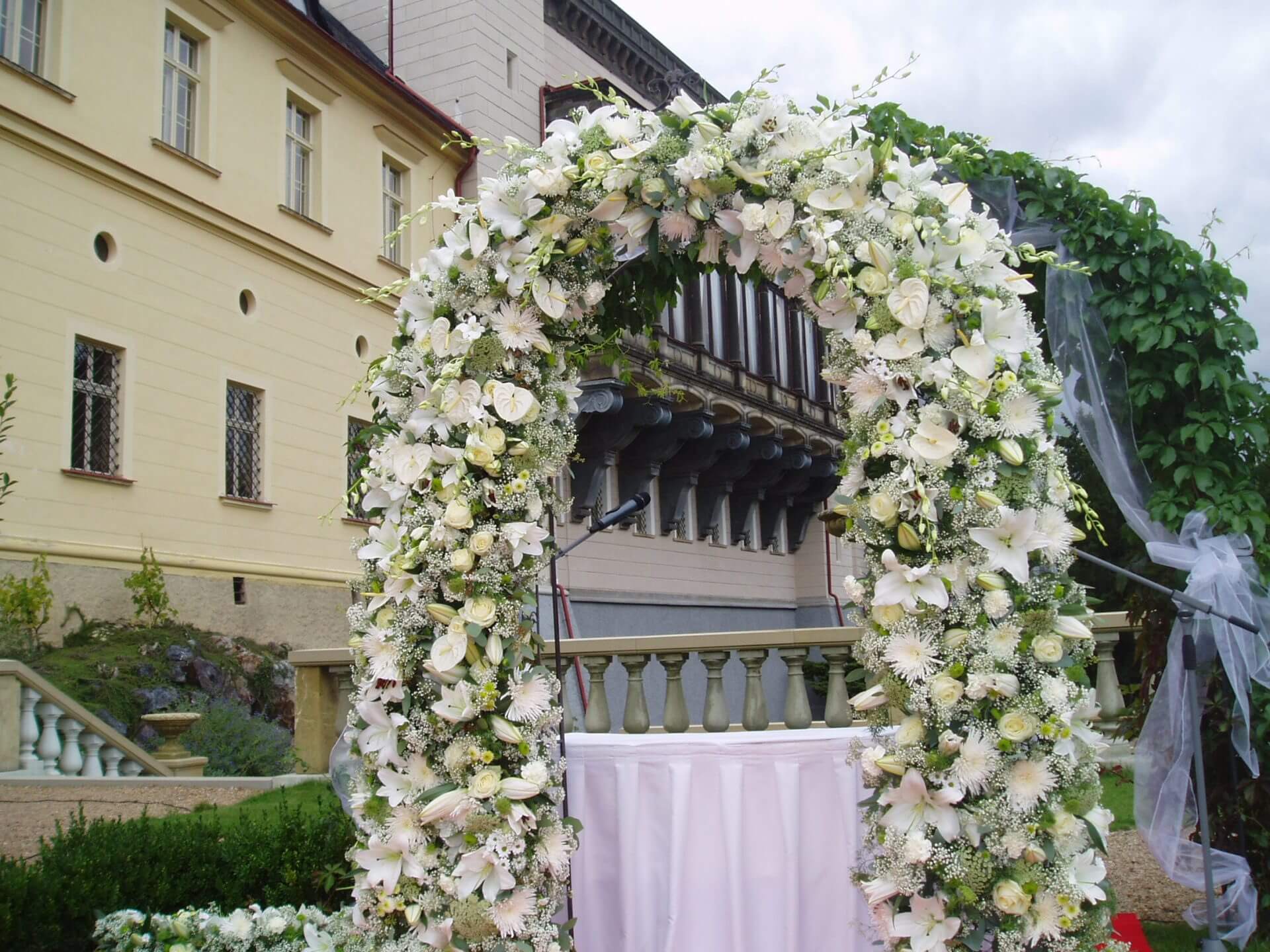 terrace wedding zbiroh castle flowers