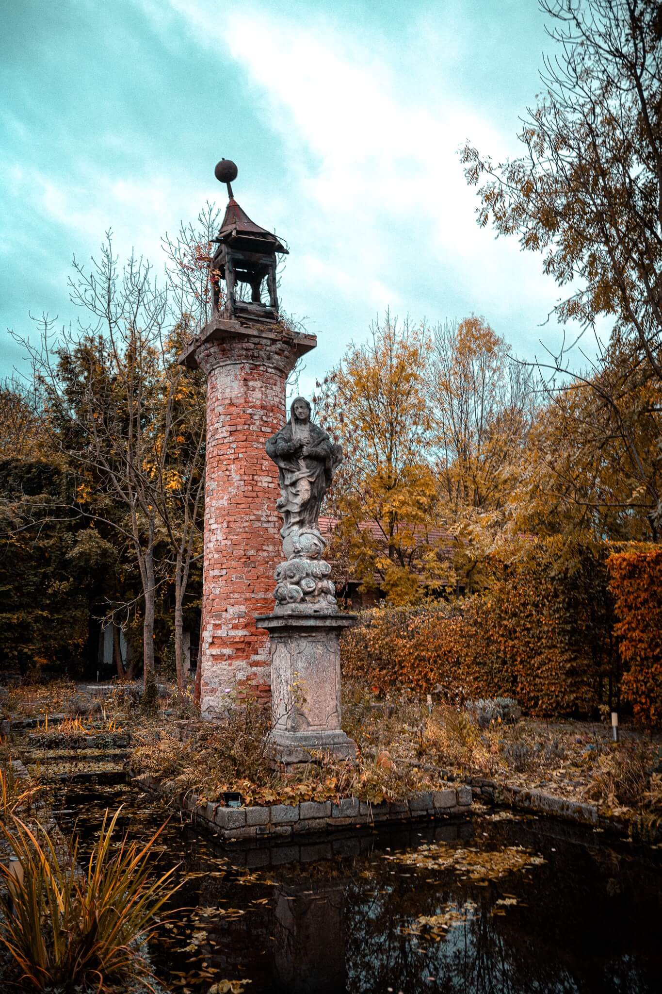 trebesice-castle-statue