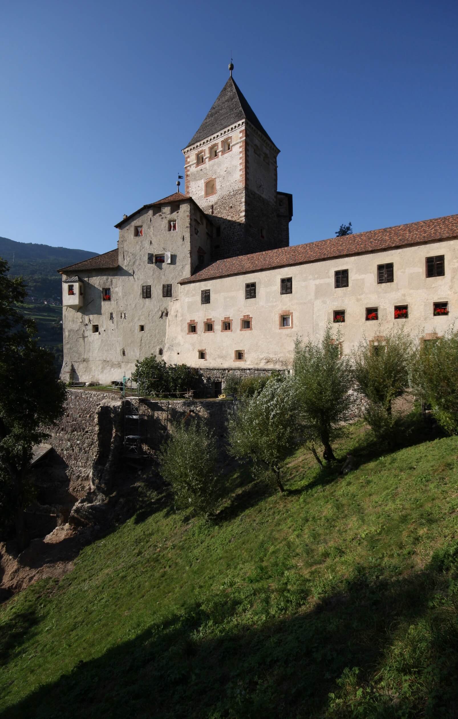 trostburg-castle-italy-tyrol-fortress.tif