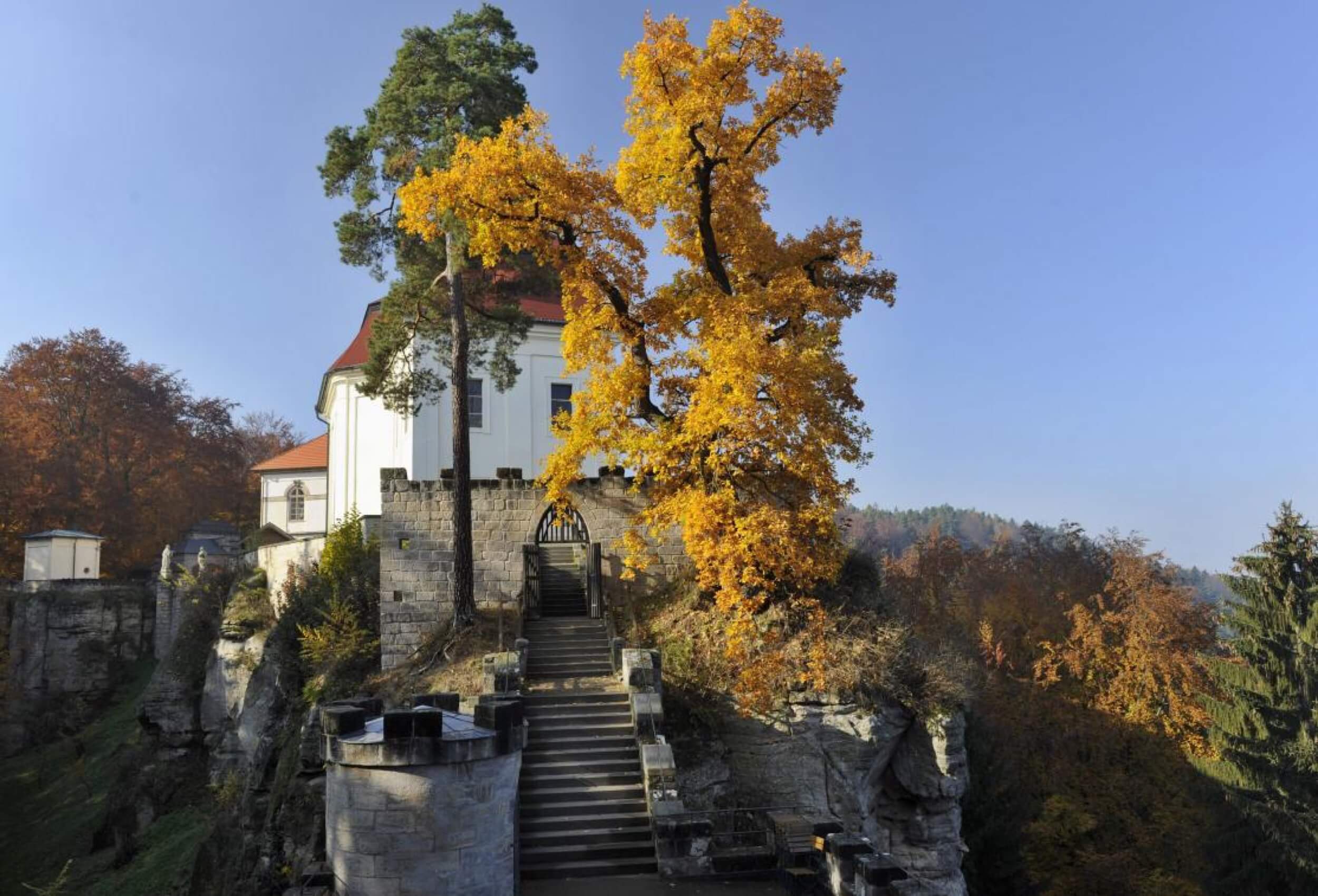 valdstejn chapel fall