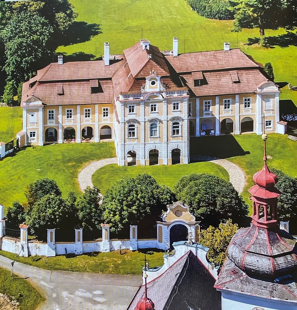 vilemov-castle-czech-republic-profile-drone