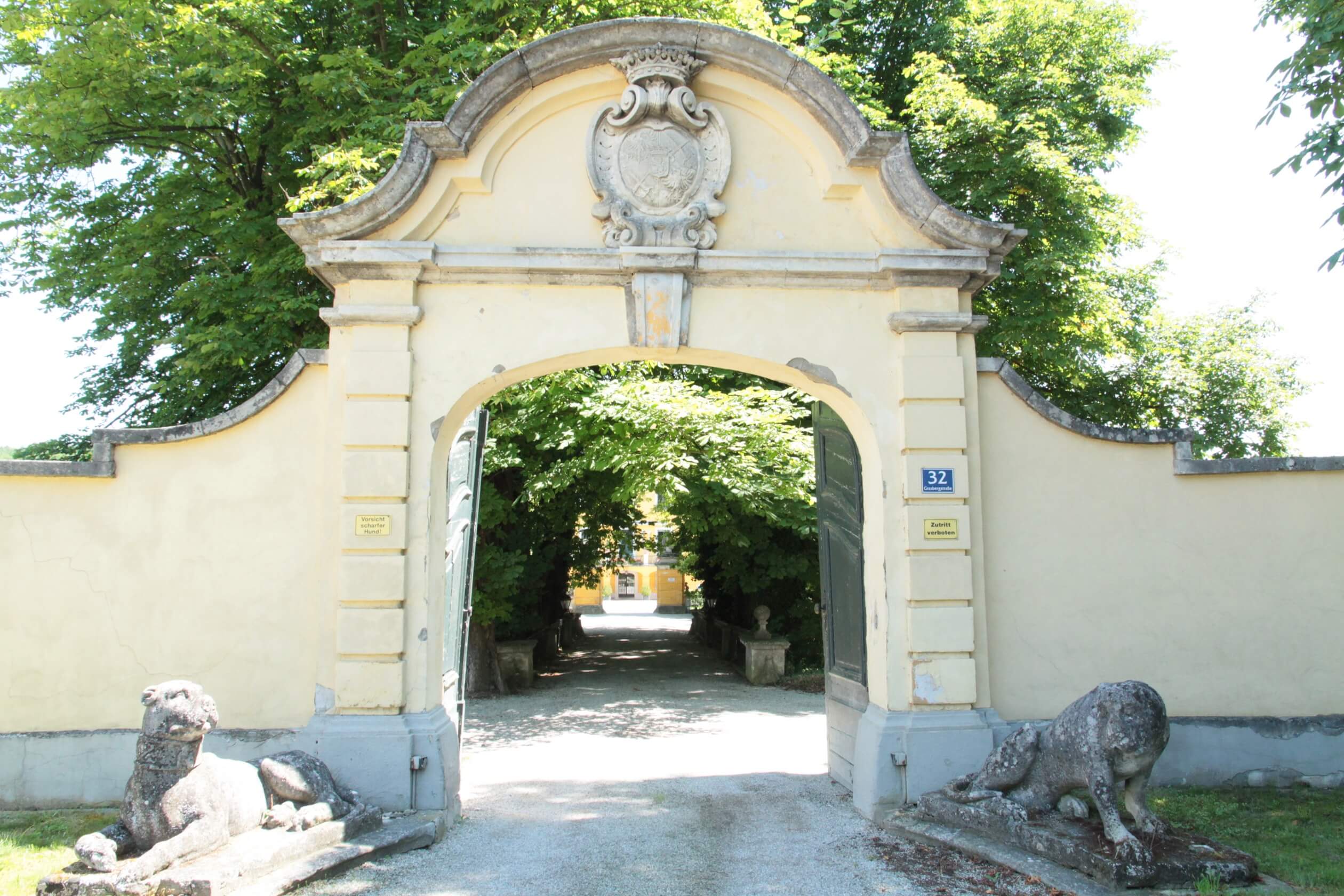 wasserburg castle gate