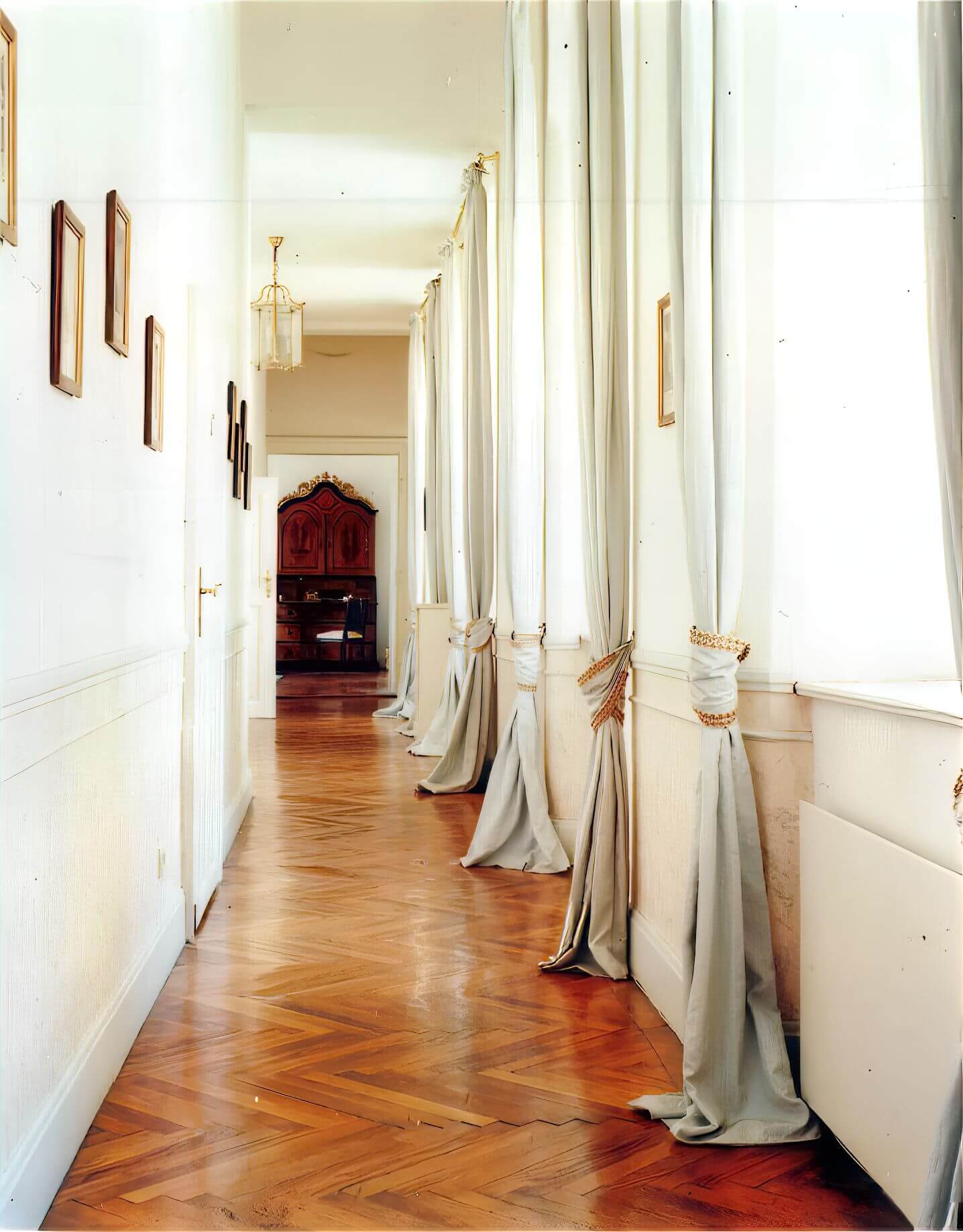 wasserburg-castle-hallway