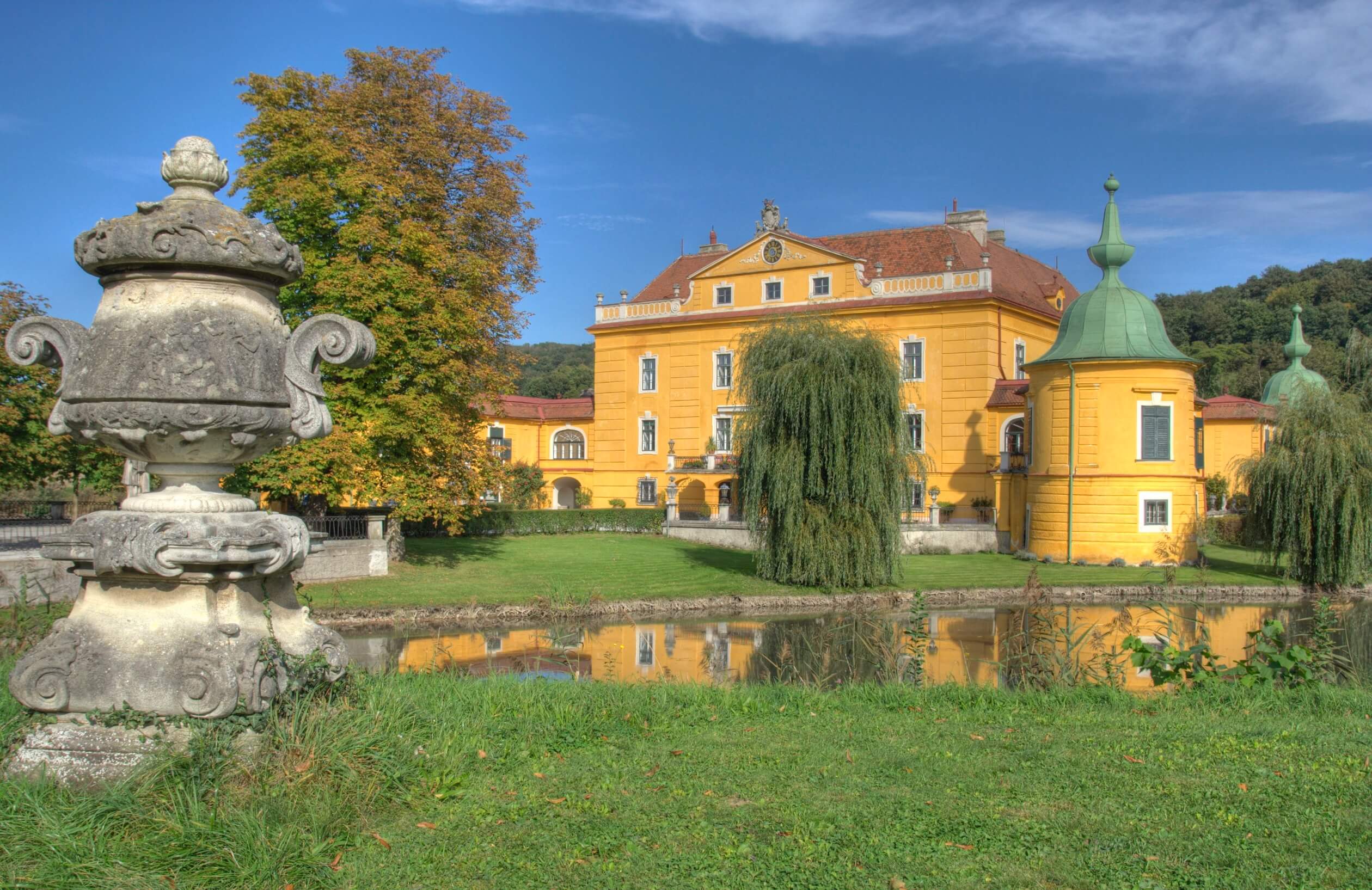 wasserburg castle park summer