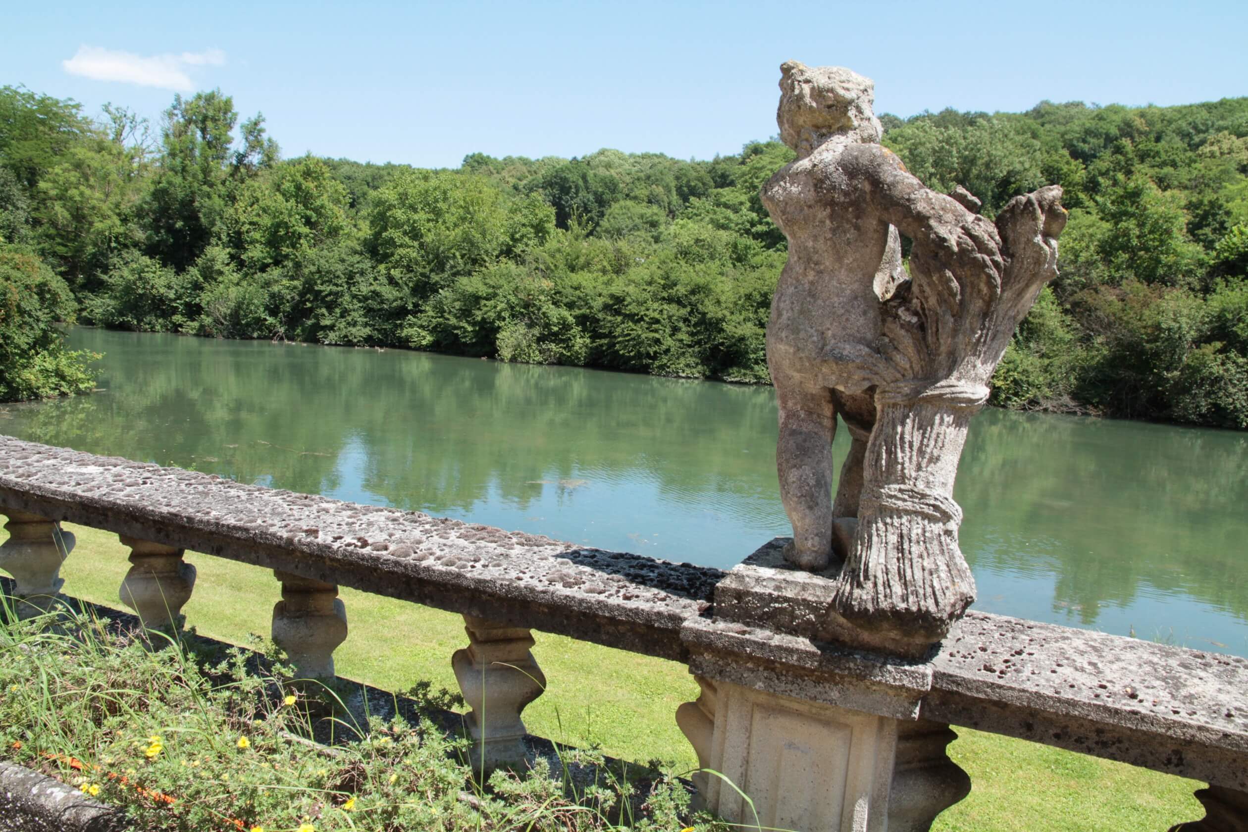 wasserburg castle statue moat