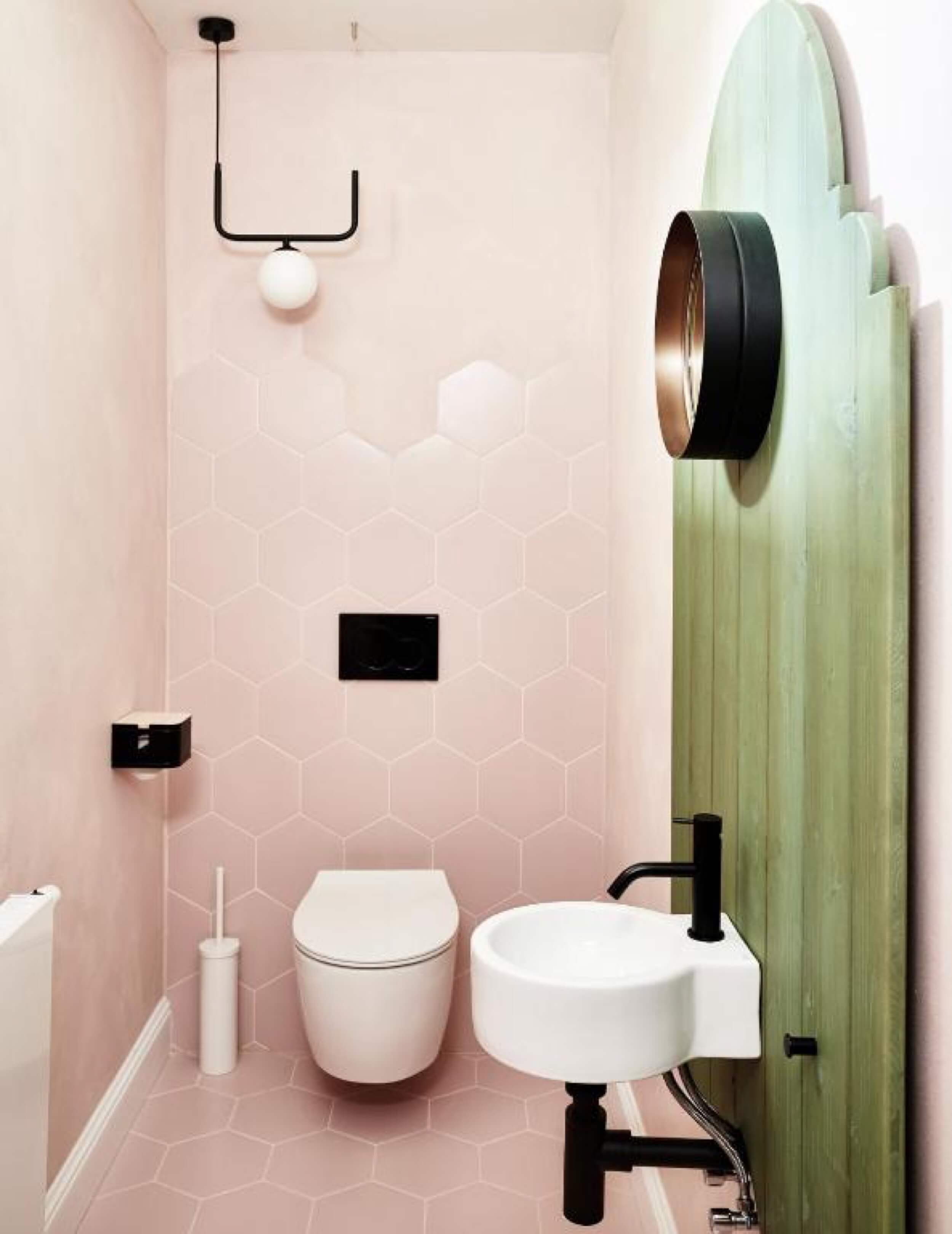 zdar-nad-sazavou-castle-pink-bathroom